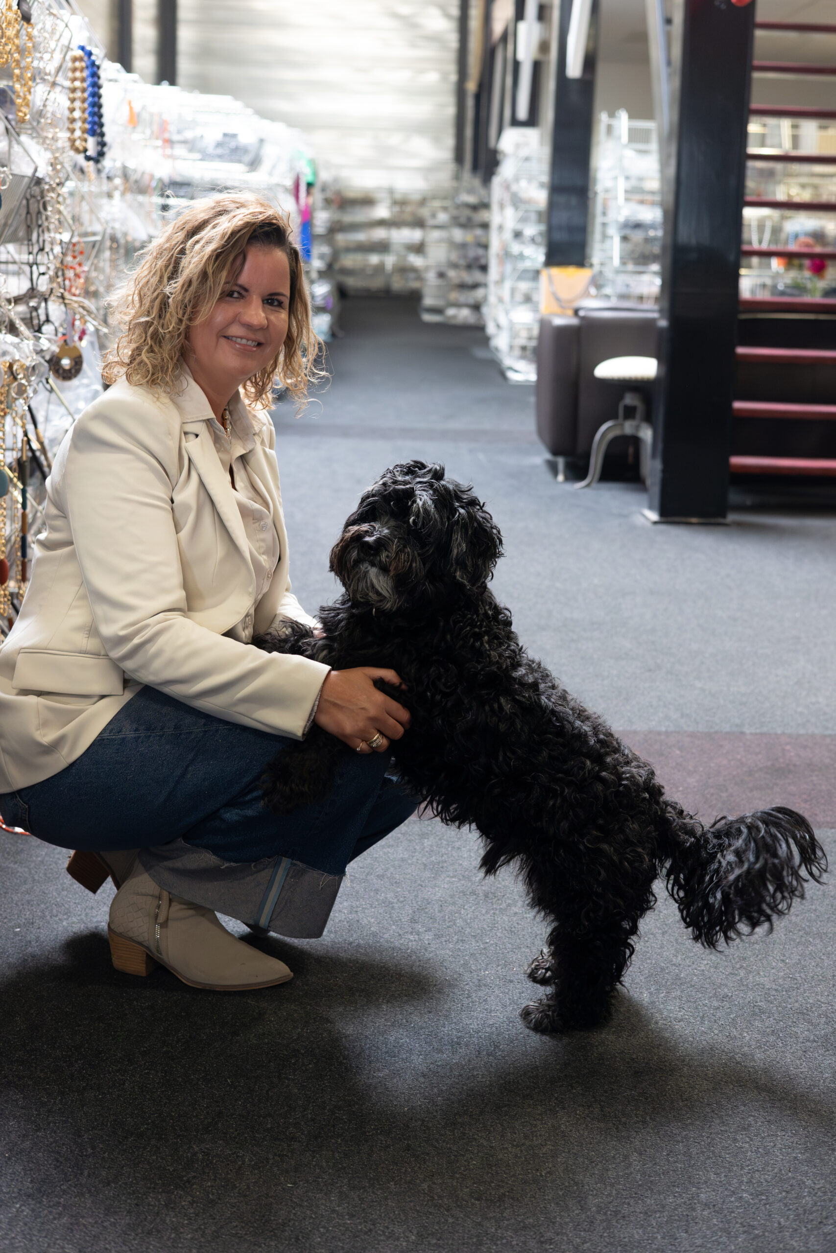 Esther van Wingerden in de showroom
